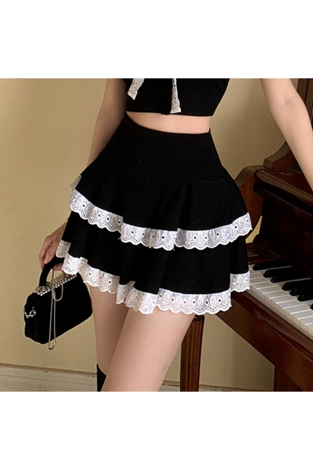 Gothic tarzını yansıtan Kawaii mini etek modeli.