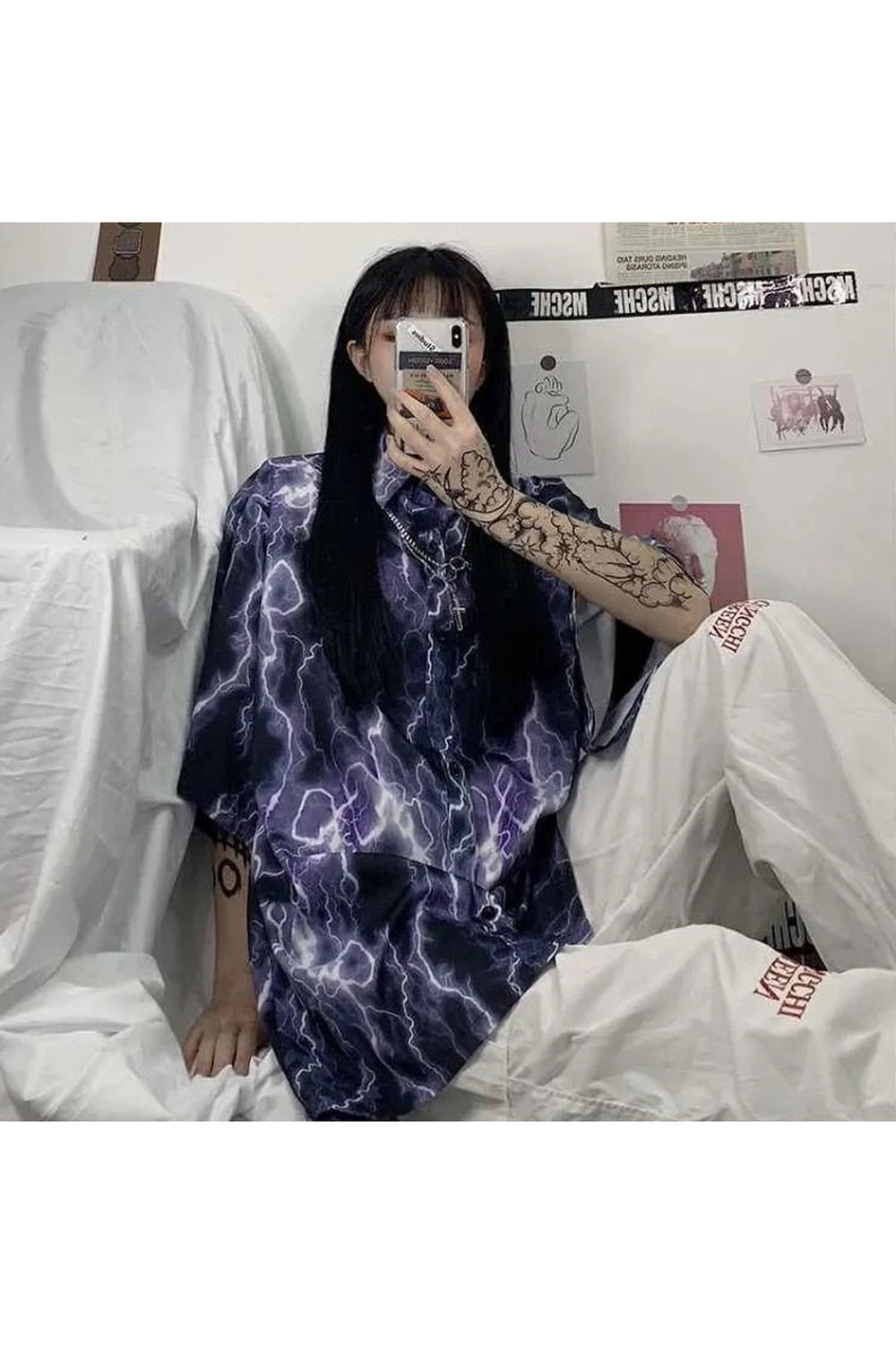 Gothic tarzıyla öne çıkan geniş kesim tişört.