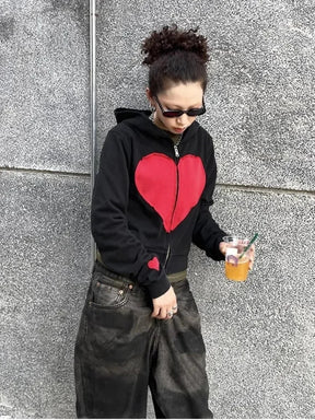 Sevgi dolu kalp detaylarına sahip fermuarlı hoodie.