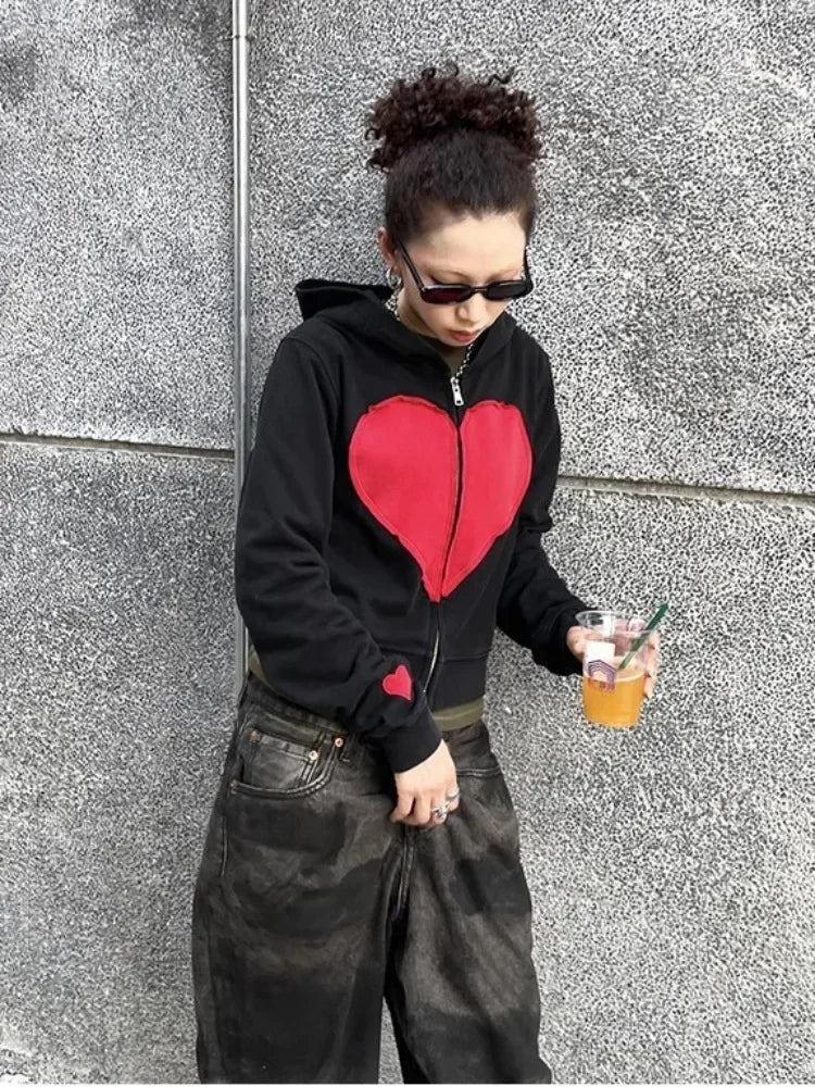 Sevgi dolu kalp detaylarına sahip fermuarlı hoodie.