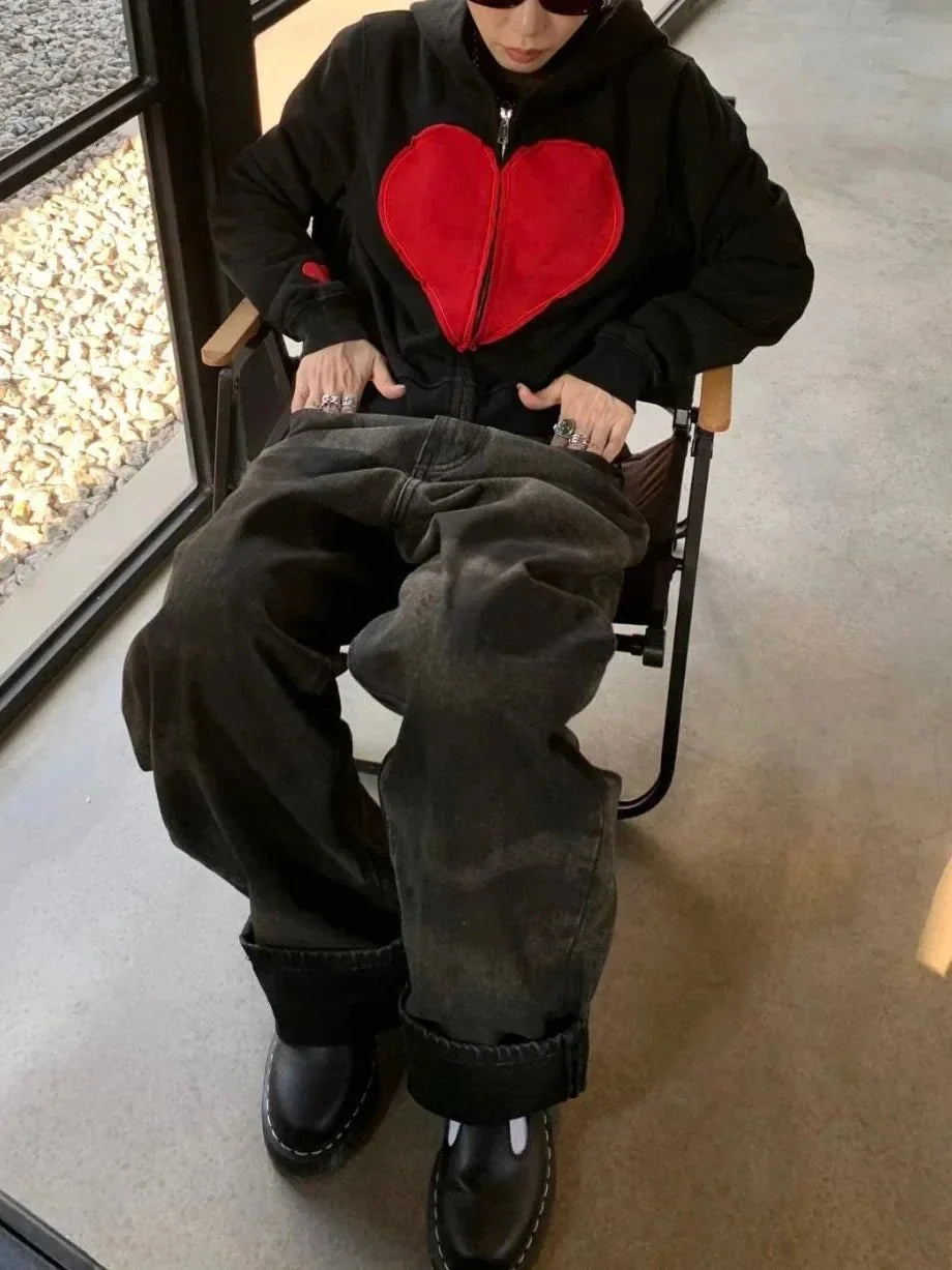 Sevgi dolu kalp desenleriyle süslü hoş fermuarlı hoodie.