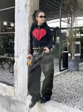 Lovecore tema ile tasarlanmış kalp desenli fermuarlı hoodie.