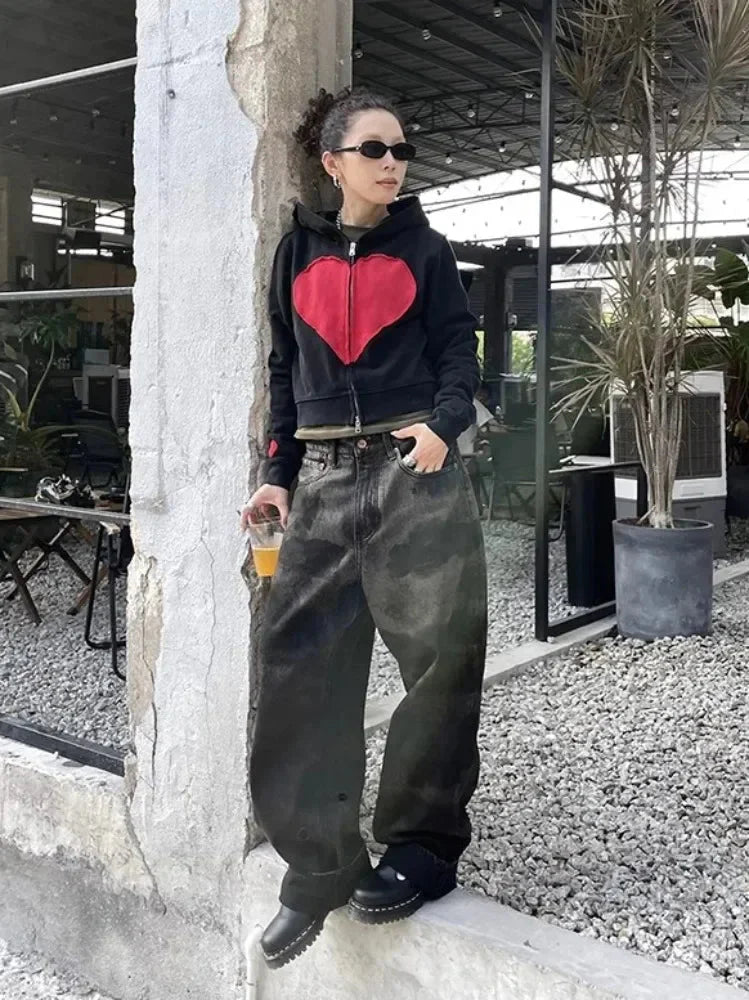 Lovecore tema ile tasarlanmış kalp desenli fermuarlı hoodie.