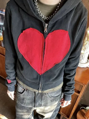 Sevimli kalp detaylı fermuarlı hoodie, şirin ve rahat.