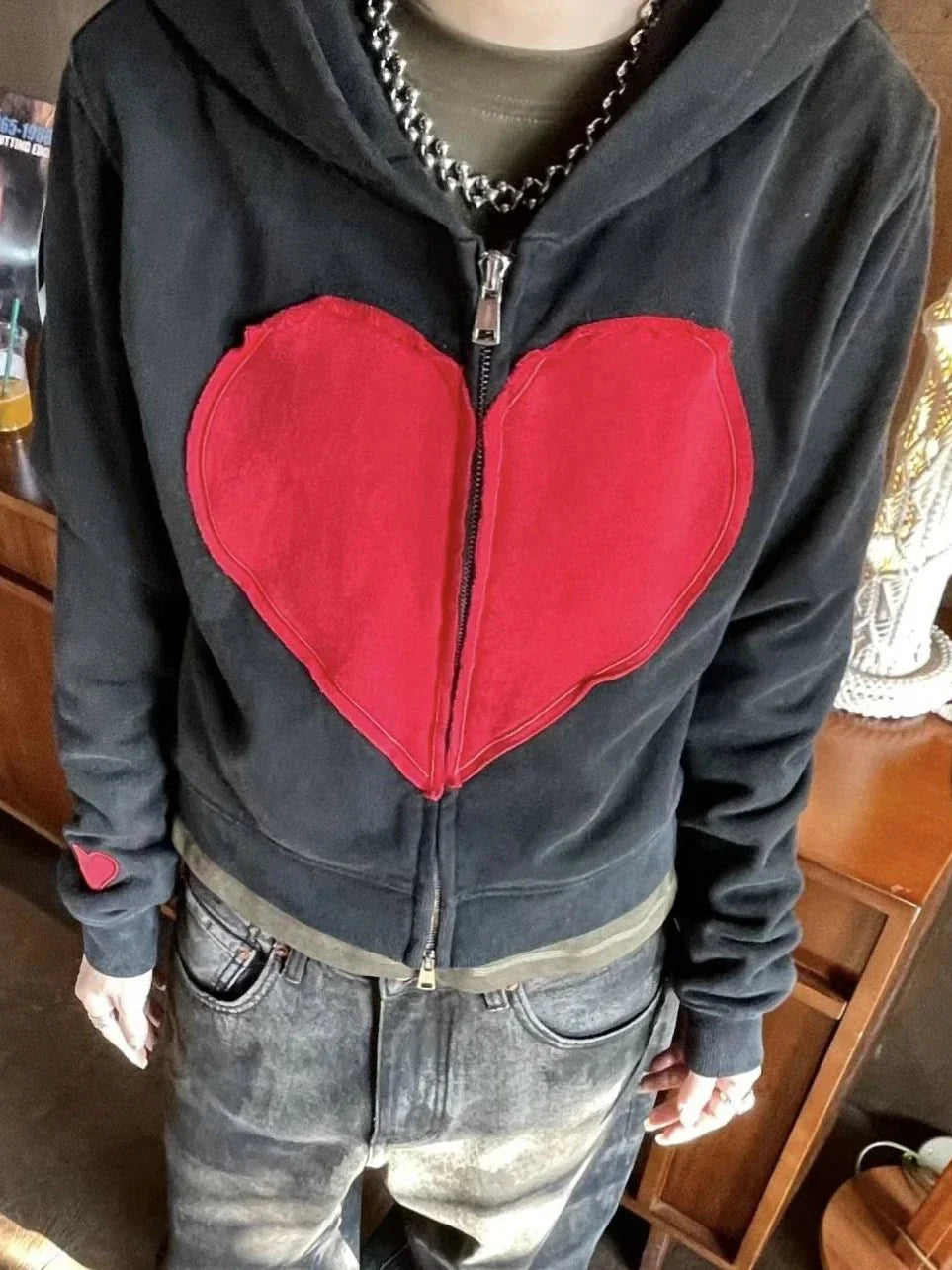Sevimli kalp detaylı fermuarlı hoodie, şirin ve rahat.