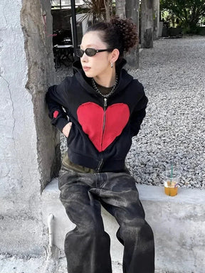Sevimli kalp detayıyla öne çıkan hoodie.