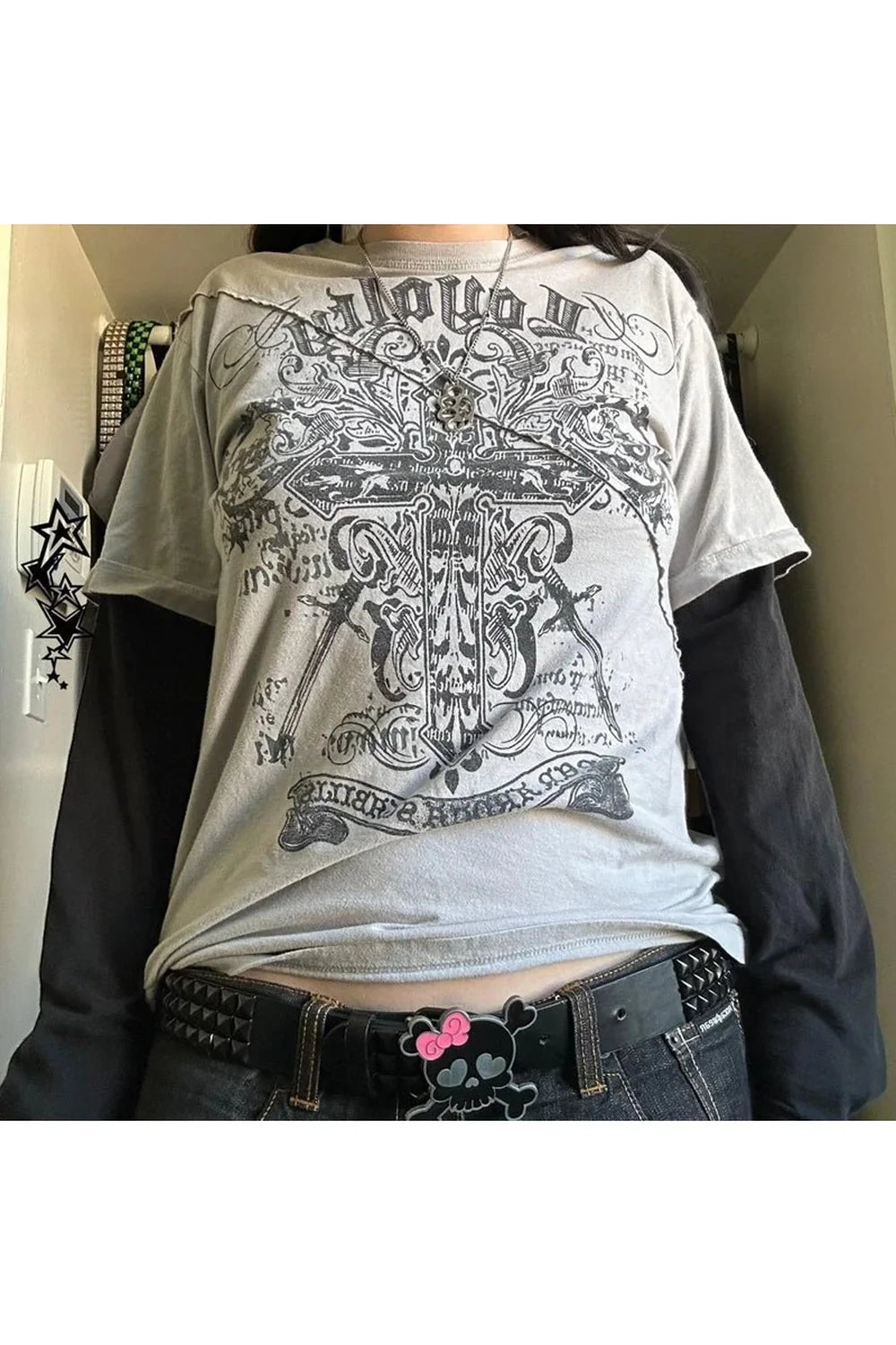 Sadakat temasını yansıtan Gotik Haç Desenli tişört.