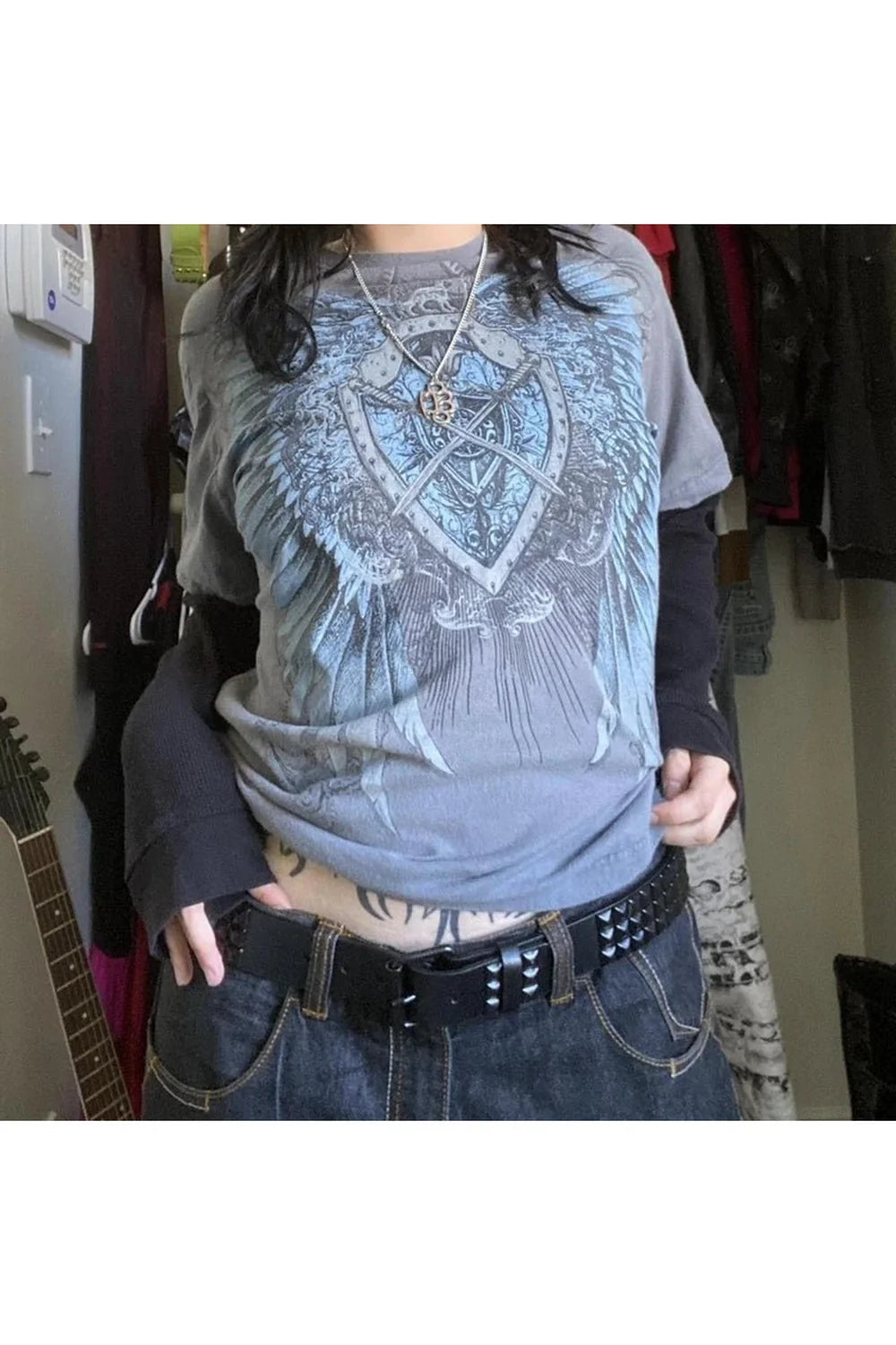 Sadakat ve gotik tarzın buluştuğu katmanlı tişört.