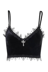 Gotik tarzıyla dikkat çeken alışveriş merkezi kadife crop üst.