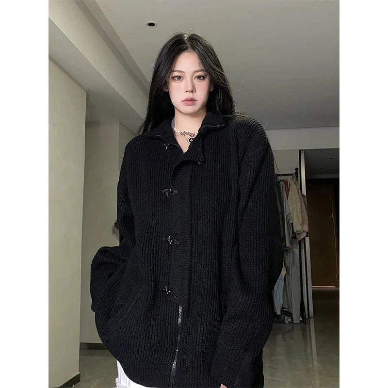 Gece yarısında kendini gösteren tokalı oversize hırka.