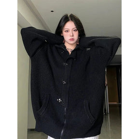 Gece yarısında tokalı oversize hırka, rahat ve şık.