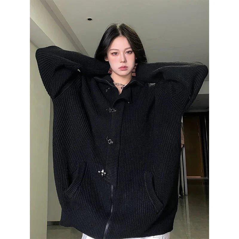 Gece yarısında tokalı oversize hırka, rahat ve şık.