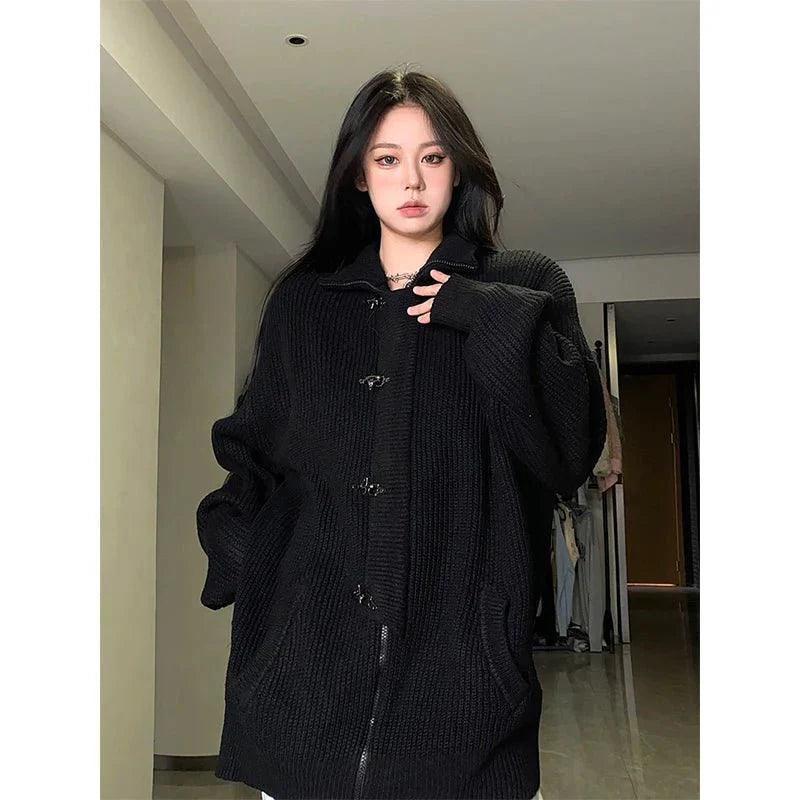 Gece yarısında tokalı oversized hırka, rahat ve şık.