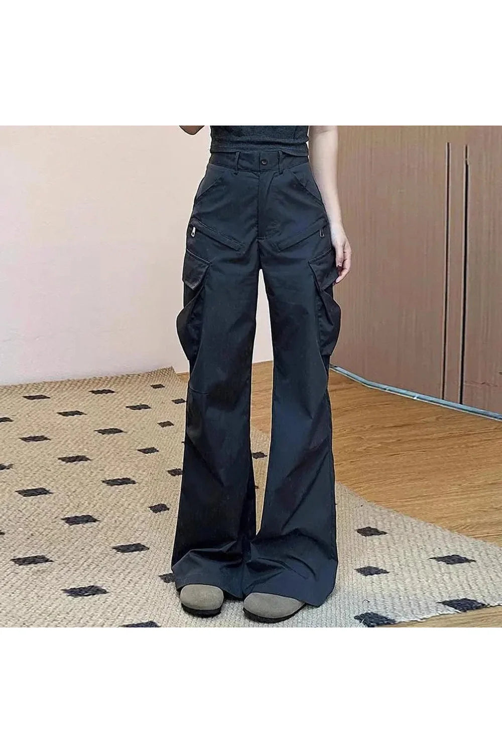 Gece yarısında kargo stiline sahip ispanyol paça pantolon.