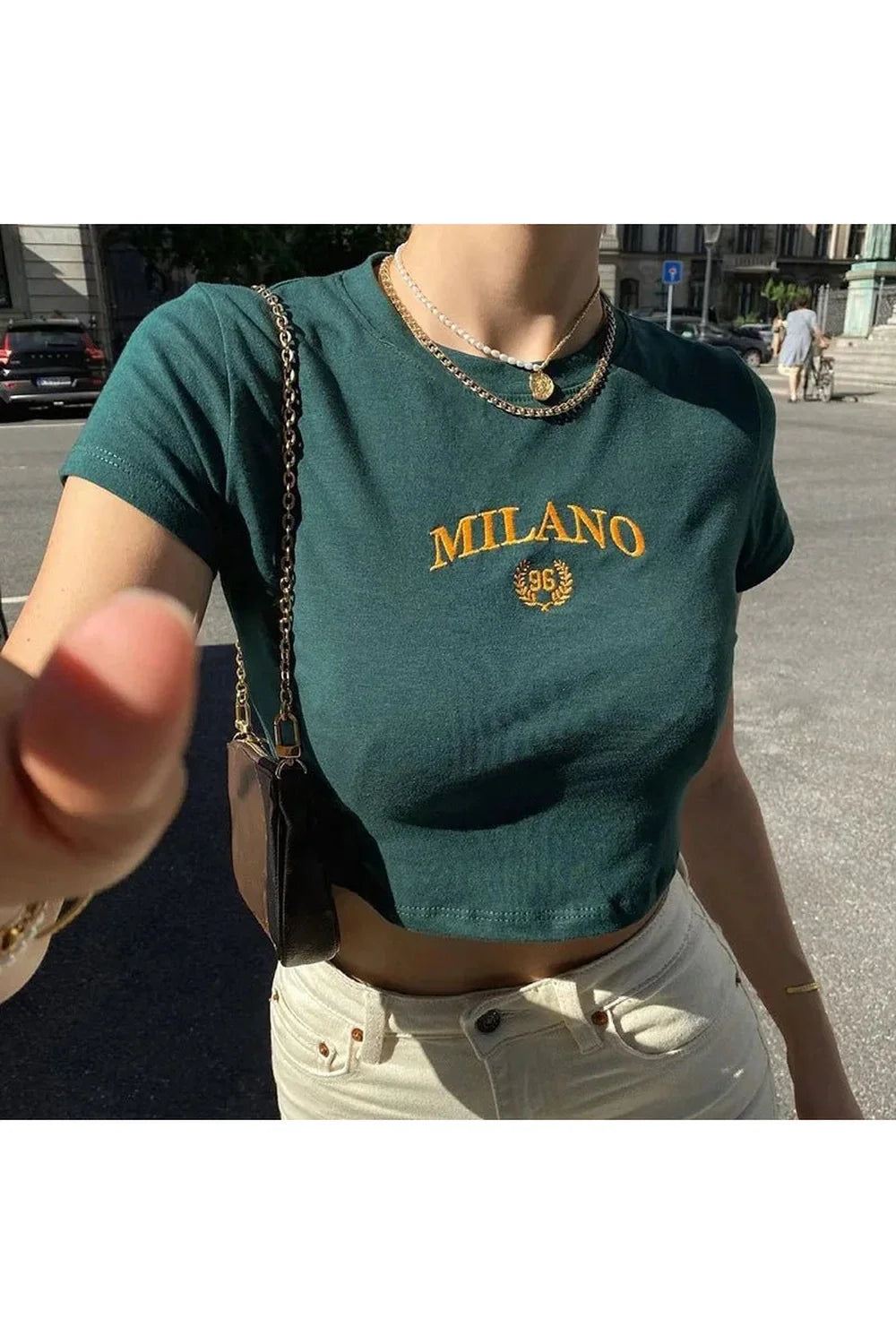 Milano Armalı Kısa üst, modern ve şık görünüm.