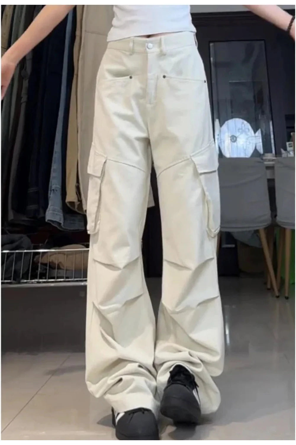 Minimalist tarzda geniş paçalı kargo pantolon modeli.