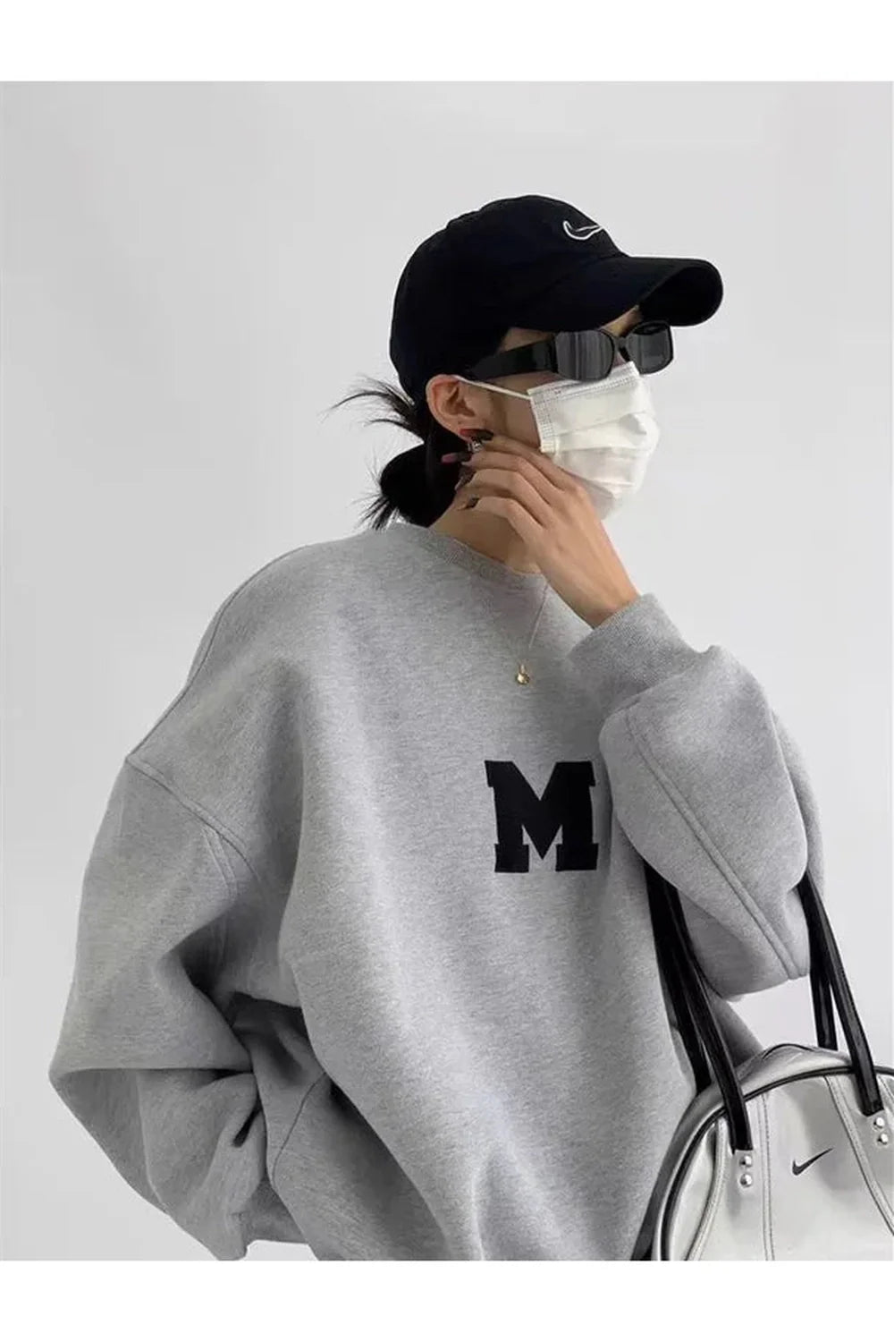 Monokrom Kolej M Oversize Sweatshirt, geniş kesimli ve konforlu.