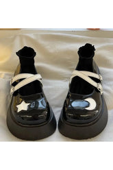 Kawaii tarzıyla süslenmiş yıldız desenli platform ayakkabı.