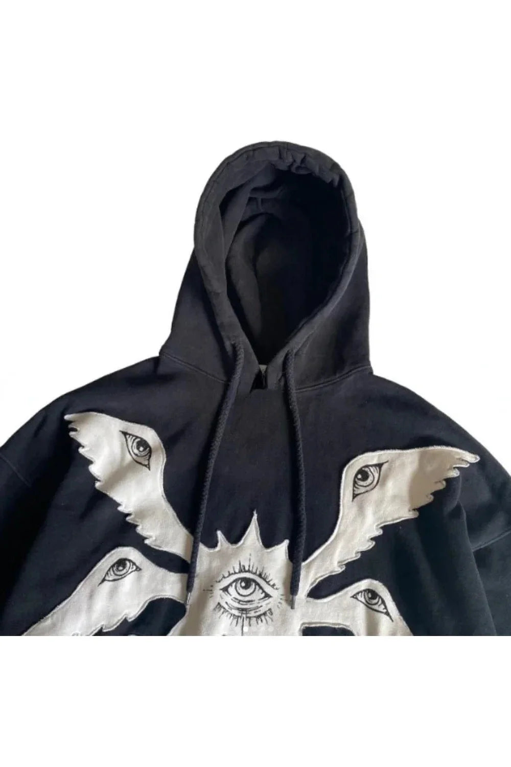 Sonbaharın büyüsünü yansıtan göz motifli hoodie.