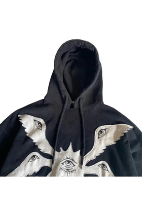 Sonbaharın büyüsünü yansıtan göz motifli hoodie.