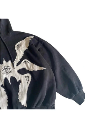 Sonbaharın mistik dokunuşuyla nakışlı hoodie tarzı ürün.