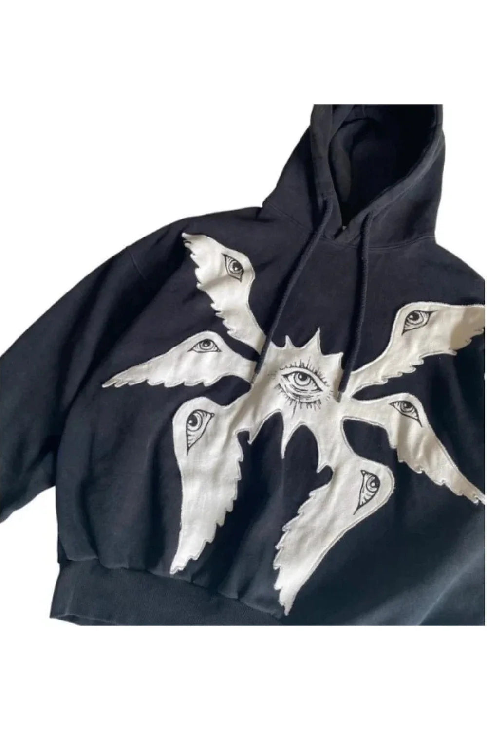 Sonbahar manzaralı, gizemli göz nakışlarıyla süslenmiş hoodie.