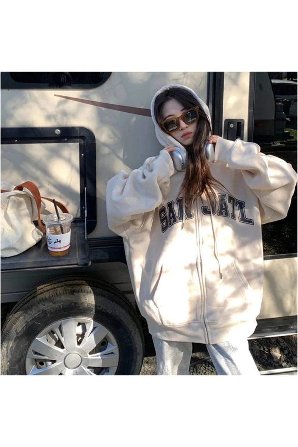 Sonbahar renklerine sahip fermuarlı hoodie tasarımı.