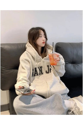 Sonbahar renklerinde fermuarlı kolej stili hoodie tasarımı.