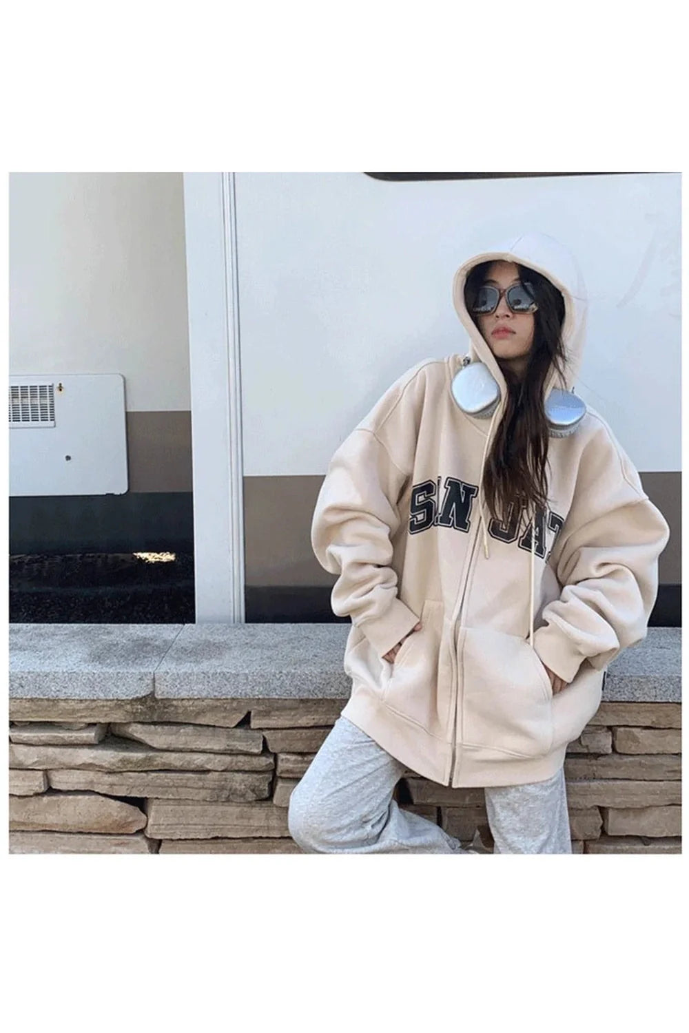 Sonbahar havasına uygun, fermuarlı koleji andıran hoodie.