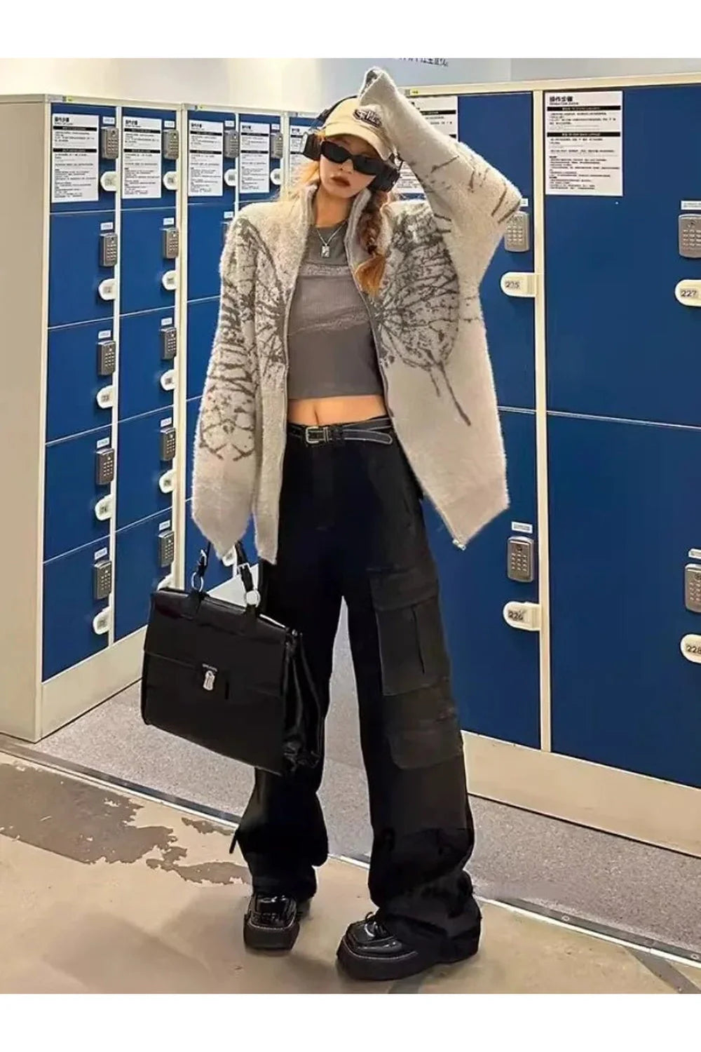 Sonbahar dokunuşuyla oversized kelebek desenli, grunge tarzı kazak.