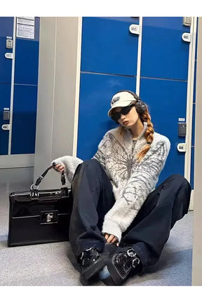 Sonbahar renkleriyle tasarlanmış oversize kesimde kelebek desenli grunge kazak.