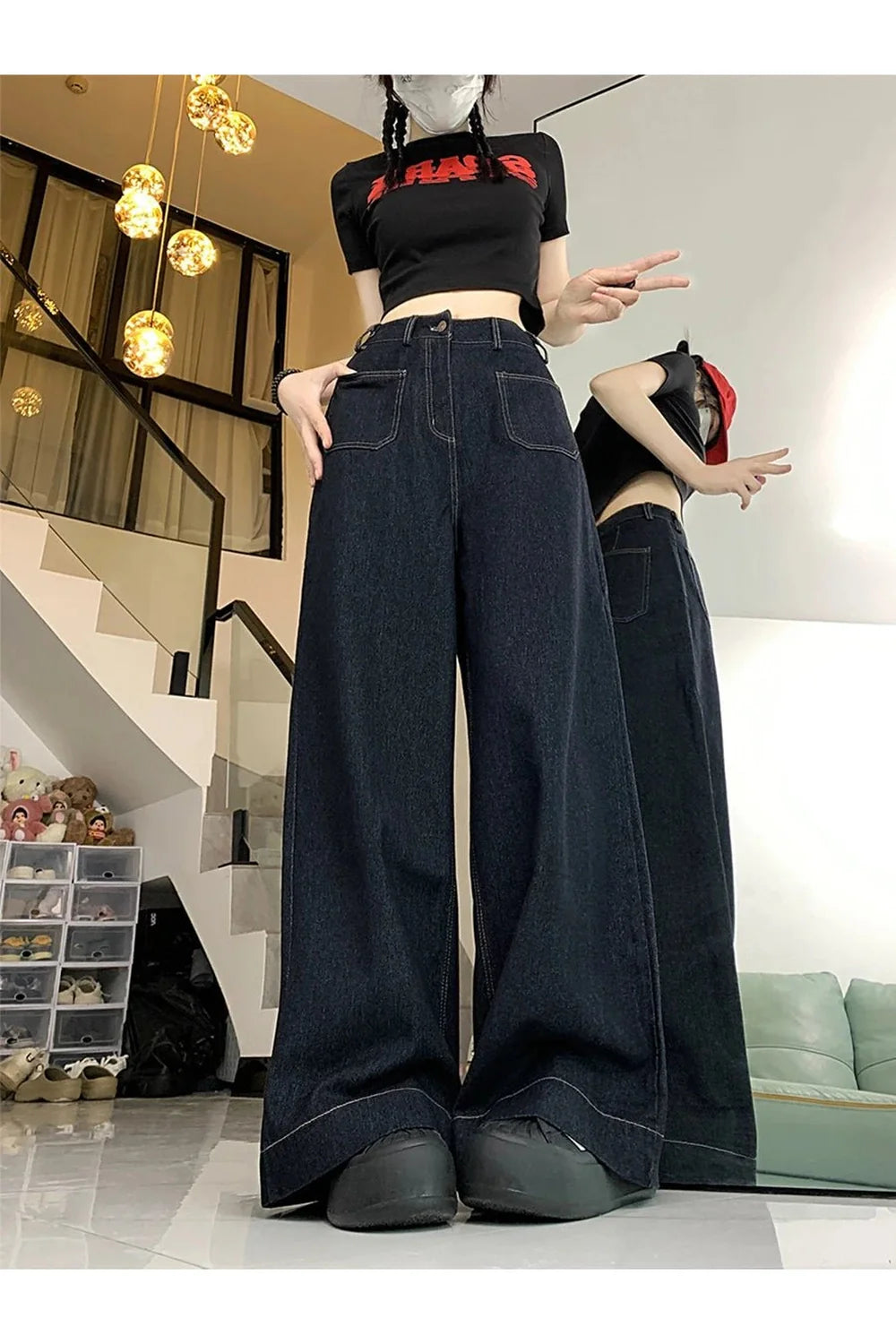 Sonbahar modasının vazgeçilmezi oversize kot pantolon. Rahat ve şık görünümüyle dikkat çekiyor.