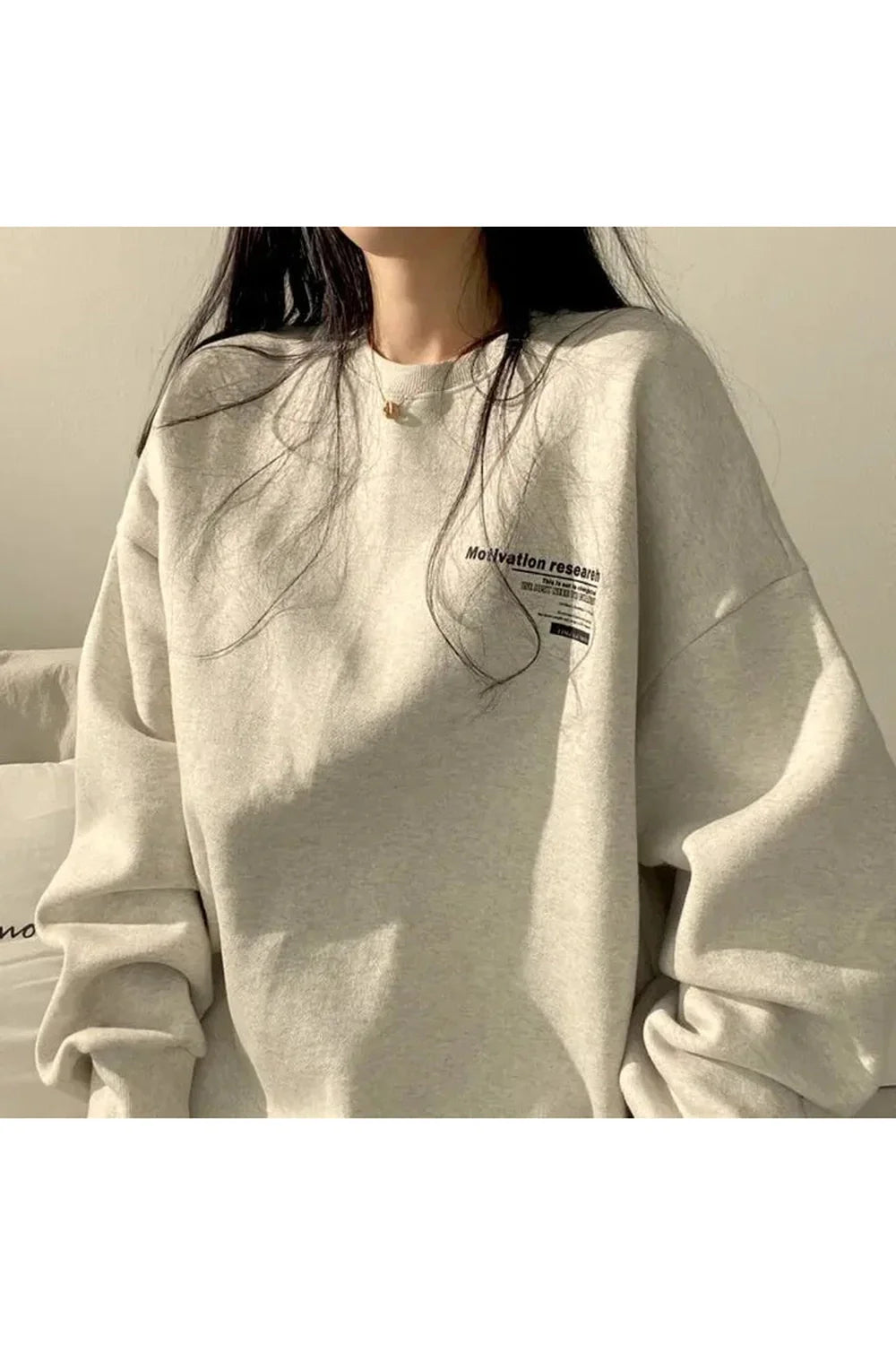 Sonbahar esintileriyle modern tarzı birleştiren oversized harf desenli hoodie.
