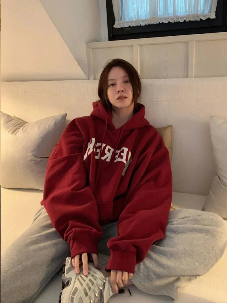 Oversize kesimli bordo grafik hoodie, rahat ve şık bir görünüm sunar.