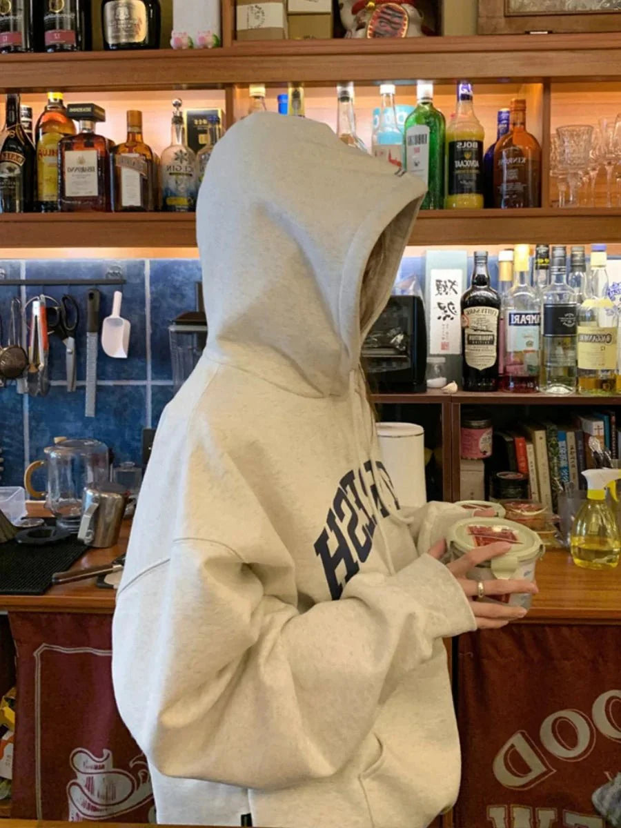 Geniş kesim Bordo Grafik Hoodie, şıklığı öne çıkarıyor.