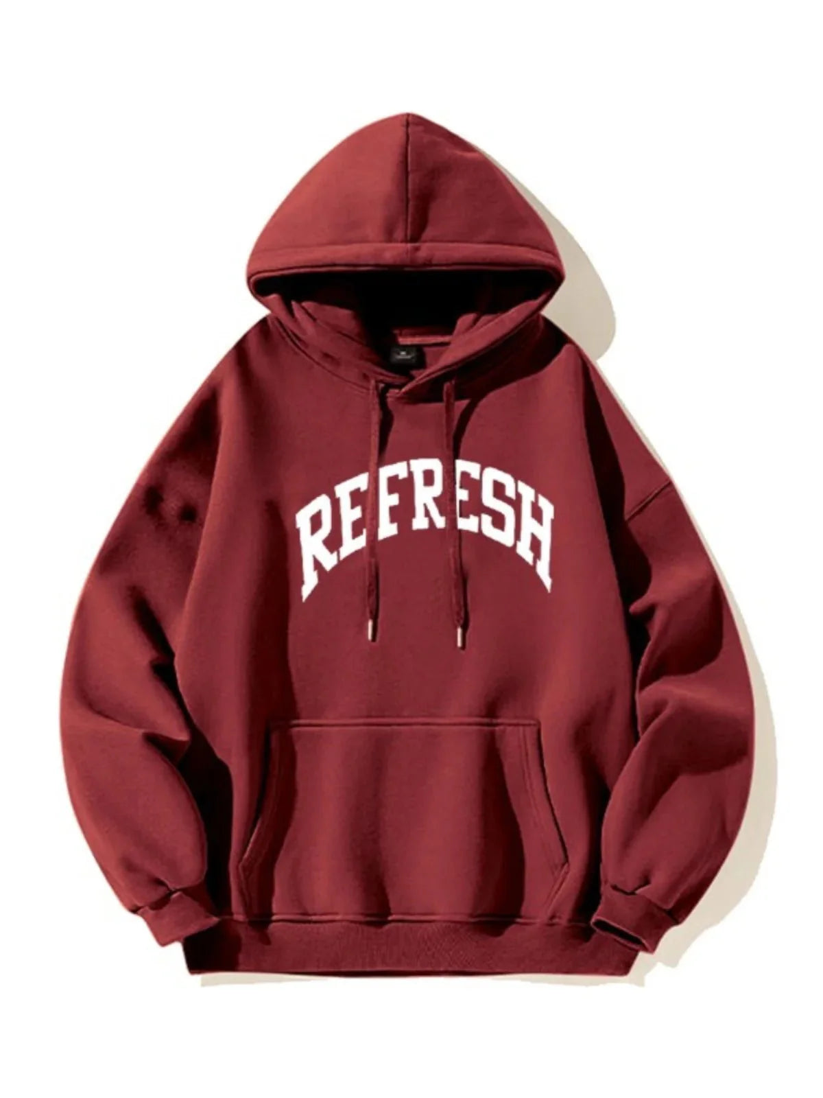 Oversize kesimli bordo hoodie, grafik desenlerle modern tarz.