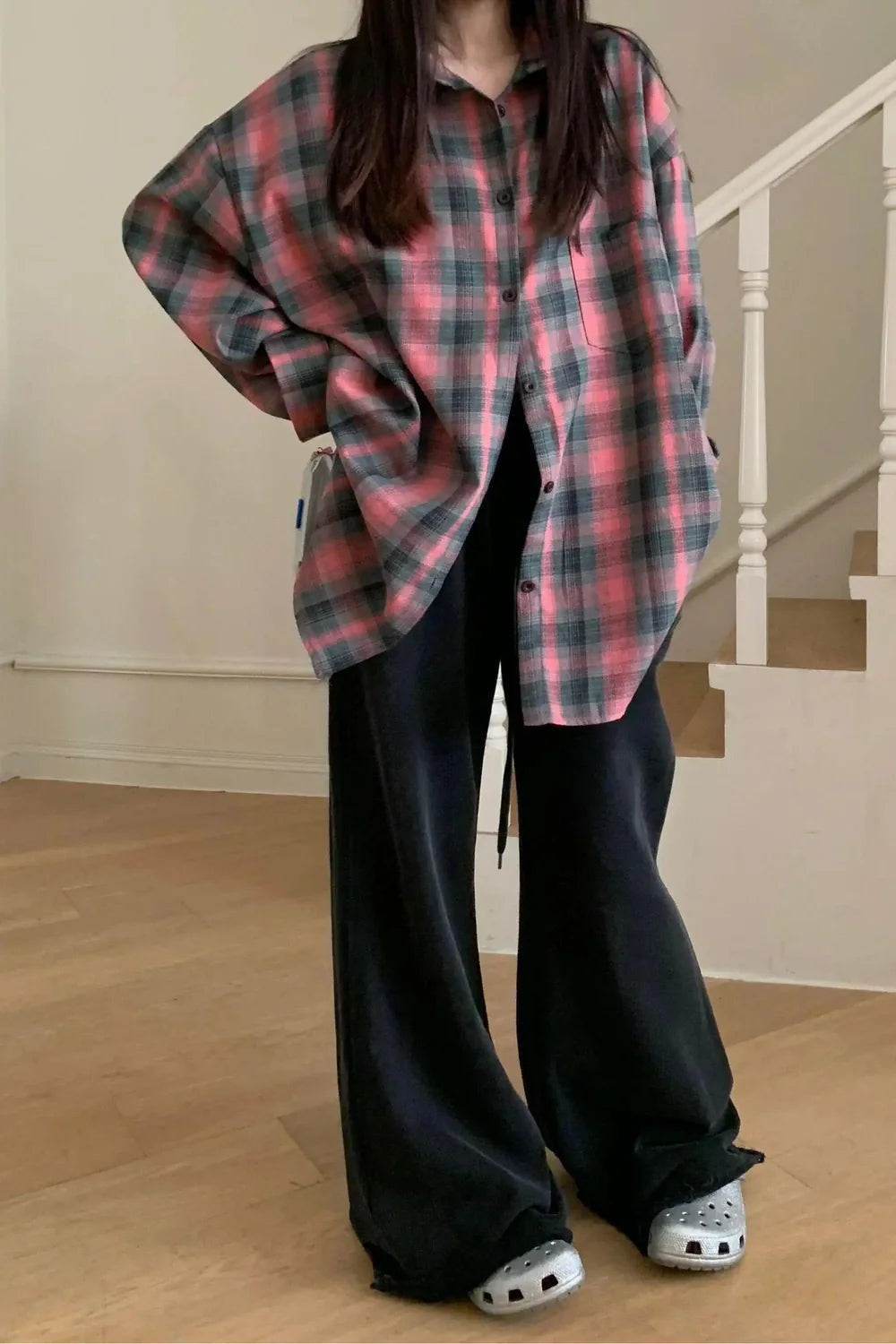 Oversize kesimli ekoseli flanel gömlek, rahat ve şık.
