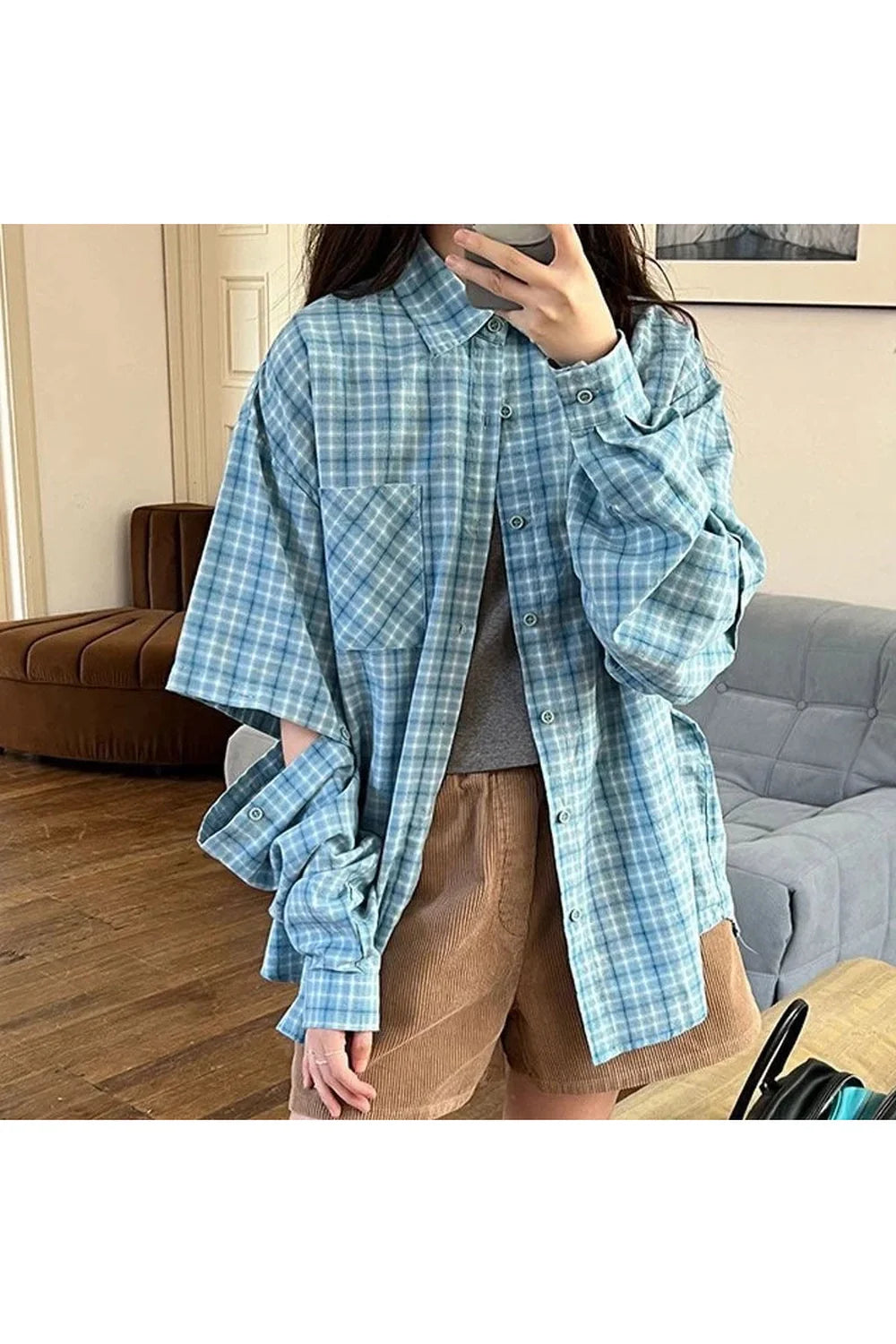 Oversize kesimli gömlek, gökyüzü desenli ve rahat.