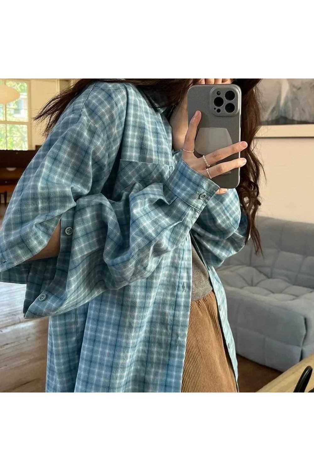 Oversize kesimde gökyüzü desenli ekoseli gömlek şık ve rahat.