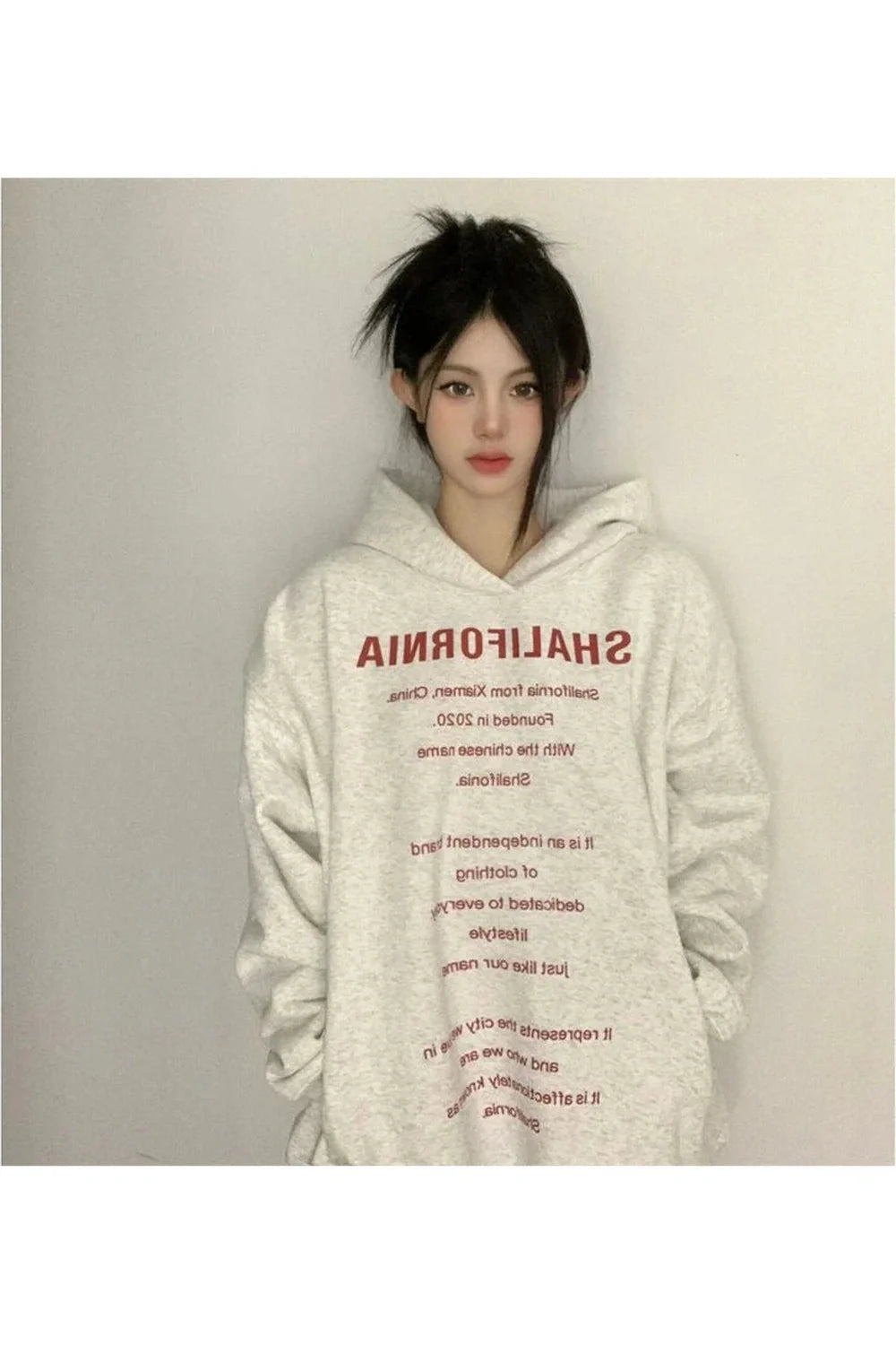 Sonbahar atmosferini yansıtan geniş kesimli tasarım hoodie.