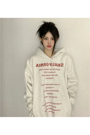 Sonbahar atmosferini yansıtan geniş kesimli tasarım hoodie.