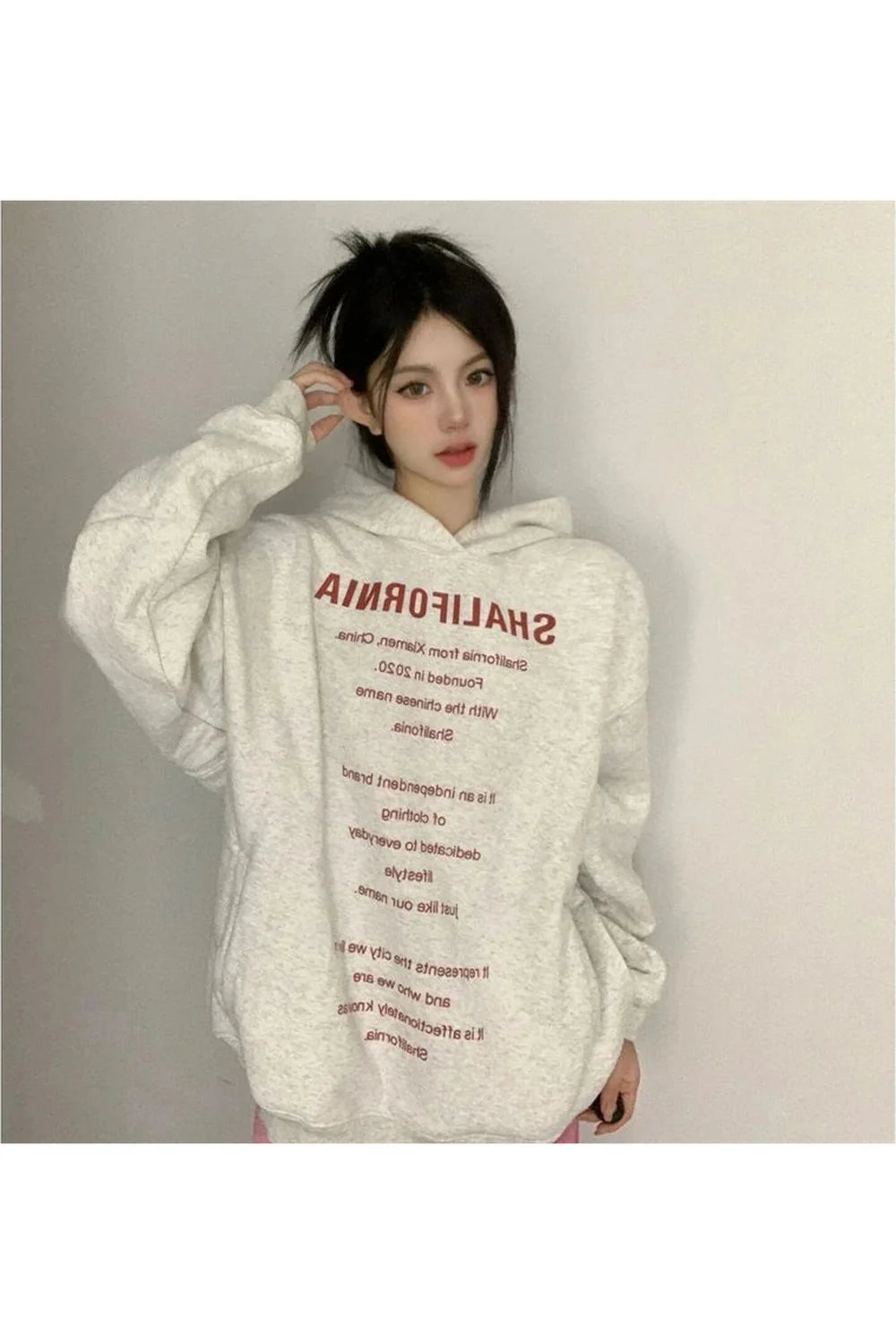 Sonbahar stiline uygun geniş kesimli tipografi desenli hoodie.
