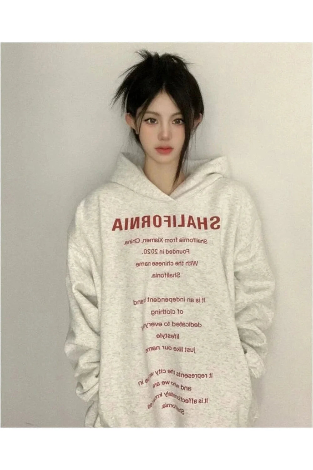 Sonbahar esintilerini yansıtan geniş kesimli tipografi detaylı hoodie.