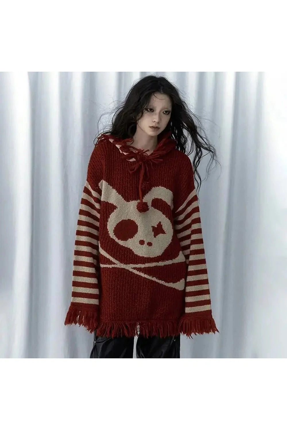 Panda desenli püsküllü kazak, eğlenceli ve şık.