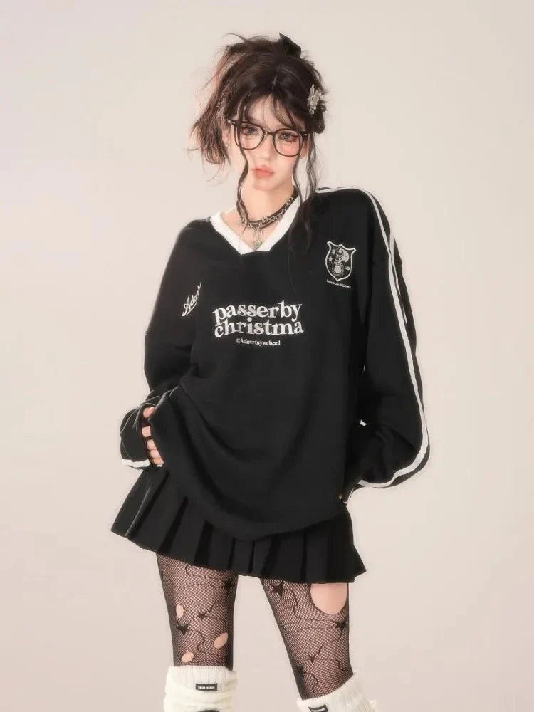 Geçerken Kolej Oversize Sweatshirt, rahat ve şık bir görünüm sunuyor.