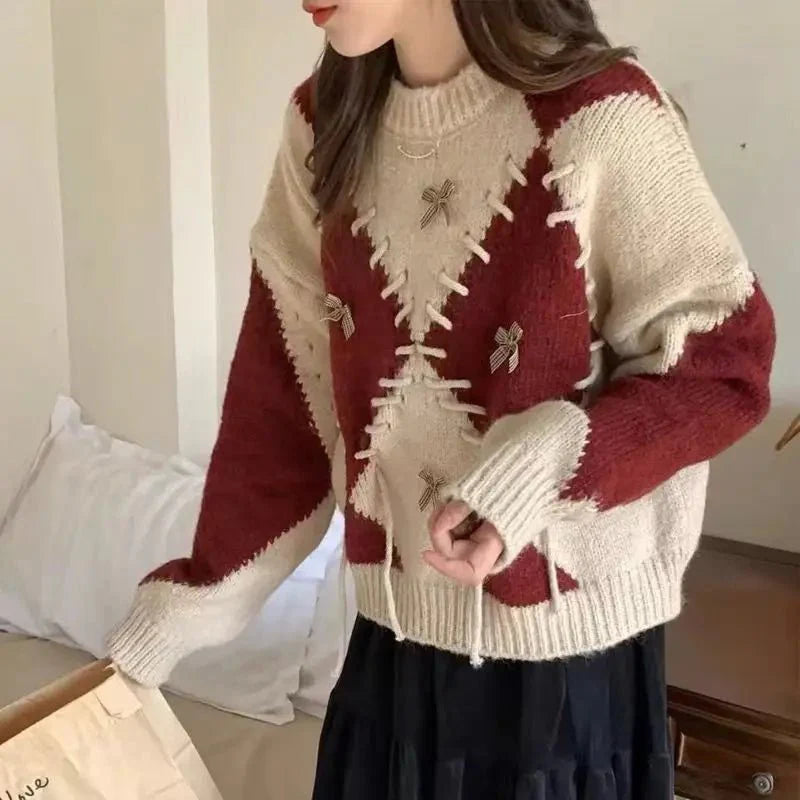 Patchwork desenli şık ve sıcak örgü kazak.