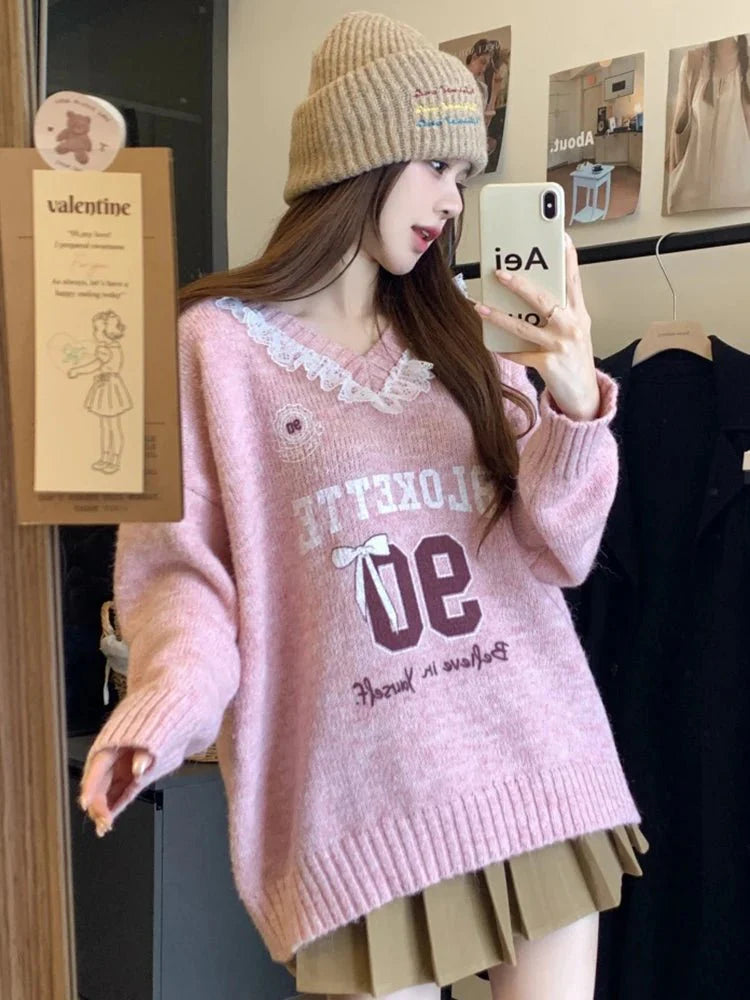 Pembe tonlarında dantel detaylı örgü kazak modeli.