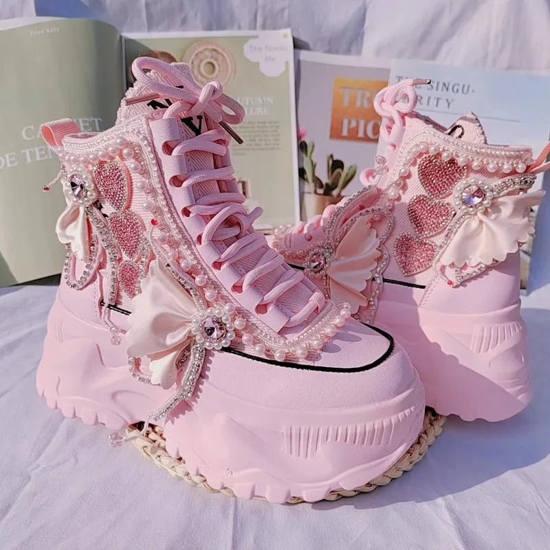 Pembe inci detaylı kalp desenli platform ayakkabı.