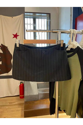 Ofiste şık ve modern bir görünüm için çizgili etek.