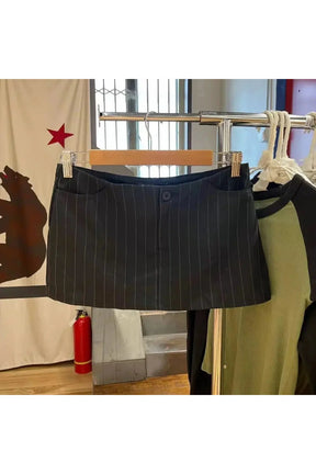 çizgili desenli ofis mini etek, zarif ve şık.